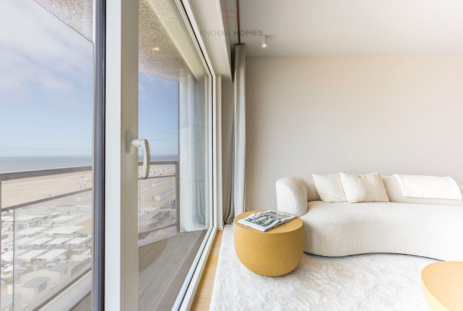 Volledig vernieuwd appartement met drie slaapkamers op de zeedijk van Duinbergen foto 6