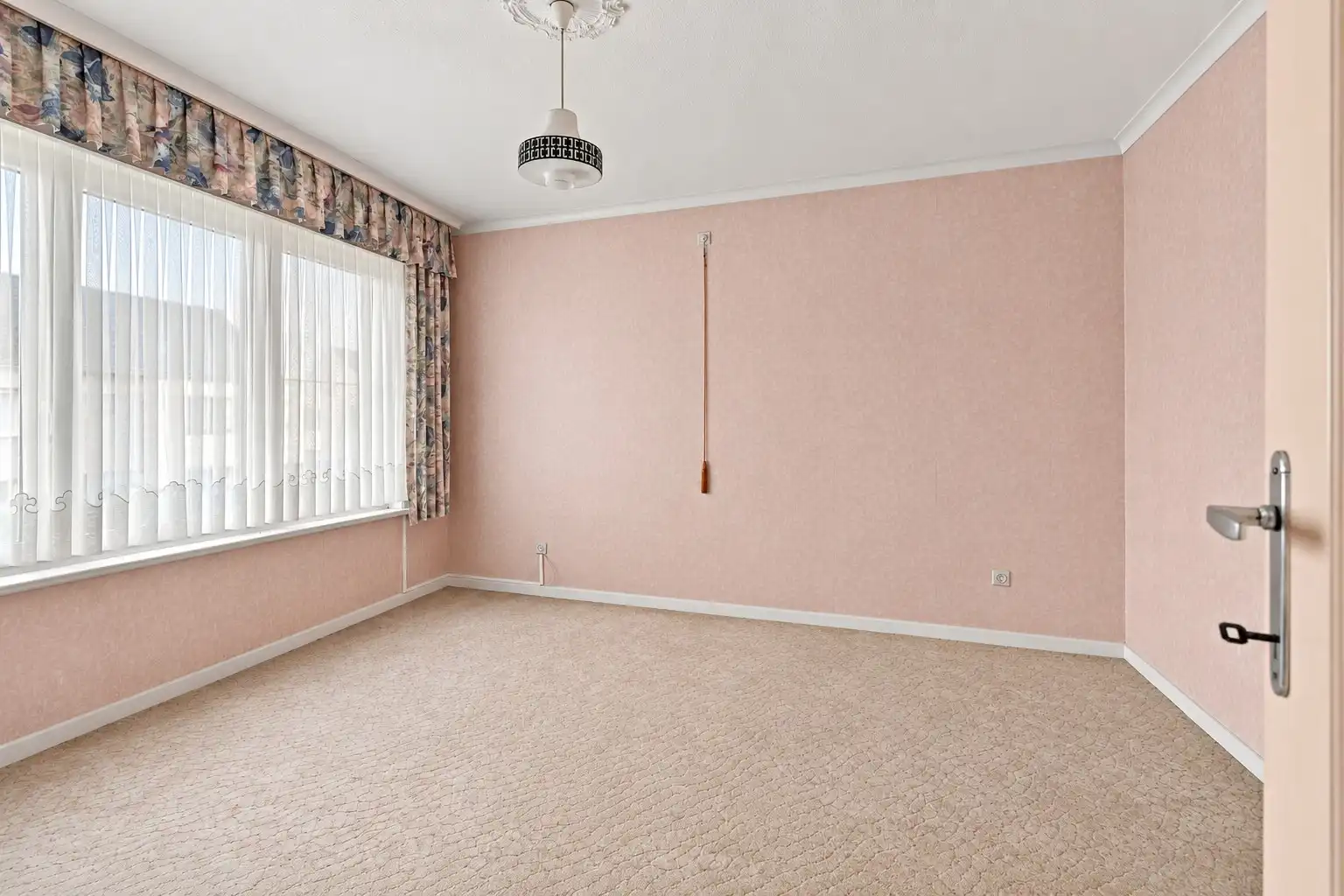 Te renoveren halfopen bebouwing met 3 slaapkamers, zolder en ruime tuin te Waardamme! foto 14