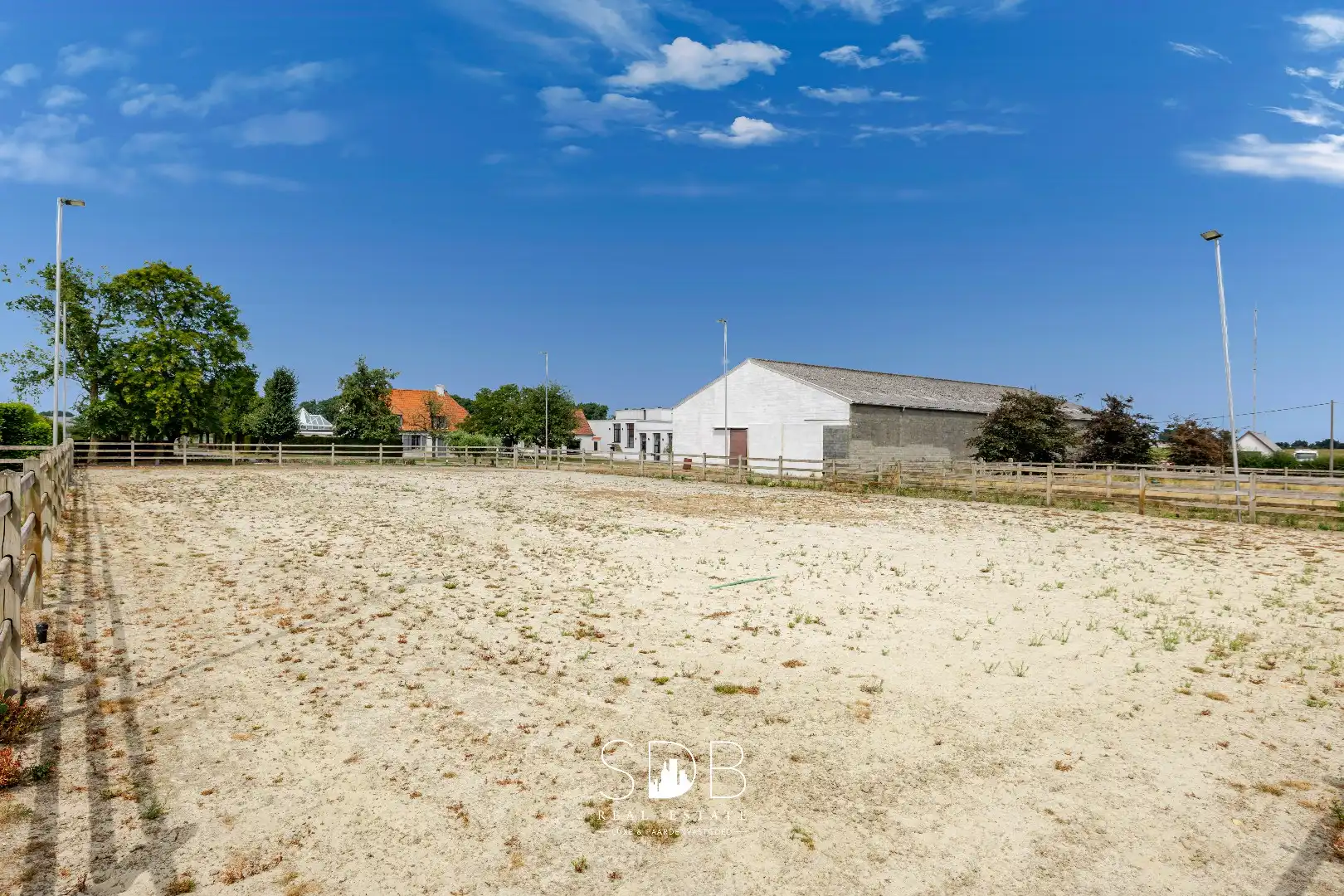 Landelijke villa met bijgebouwen en graslanden op 23.740m² foto 36