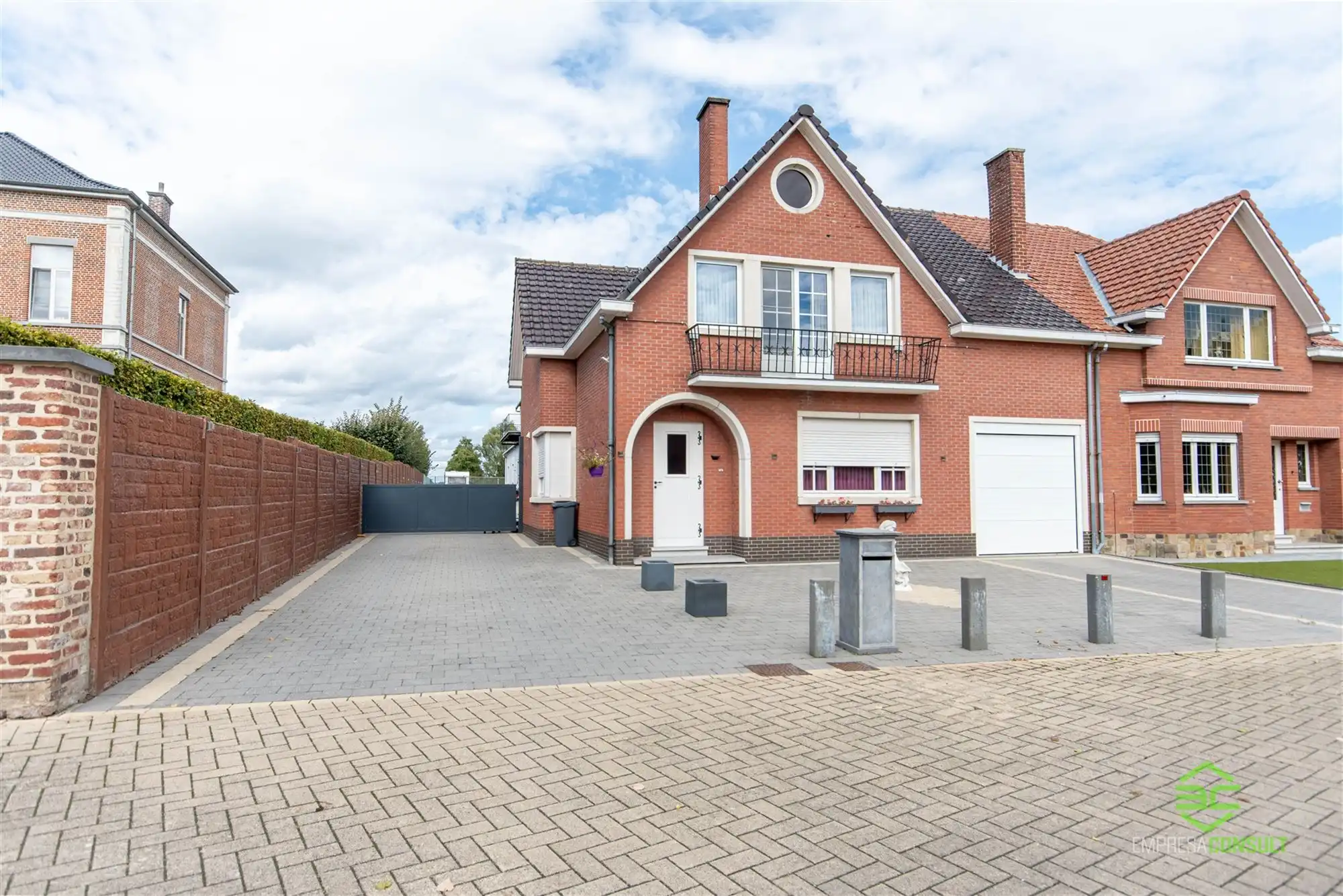 Zeer ruime gezinswoning met achtergelegen loods van 125m²! foto 2