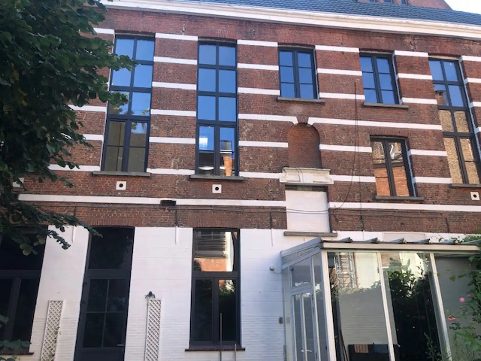 Uniek commercieel gebouw te huur met privatieve stadstuin foto 2