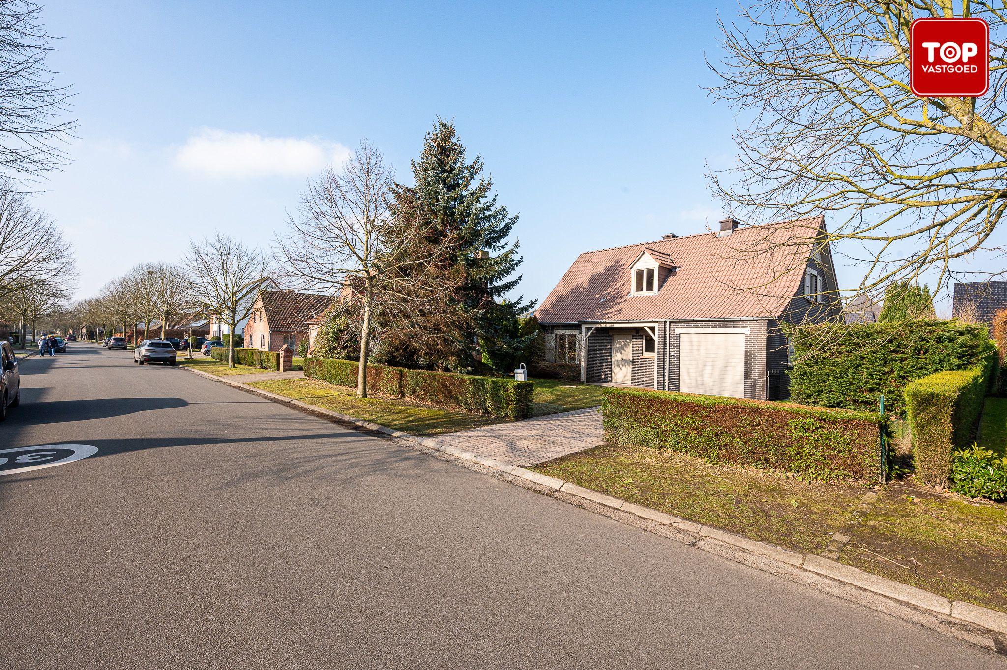 Op te frissen gezinswoning in doodlopende straat met ruime tuin foto 3