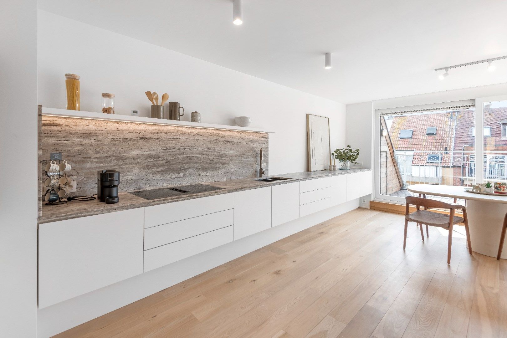 Instapklaar, totaal gerenoveerd doorzon duplex dakappartement met twee zonneterrassen foto 14