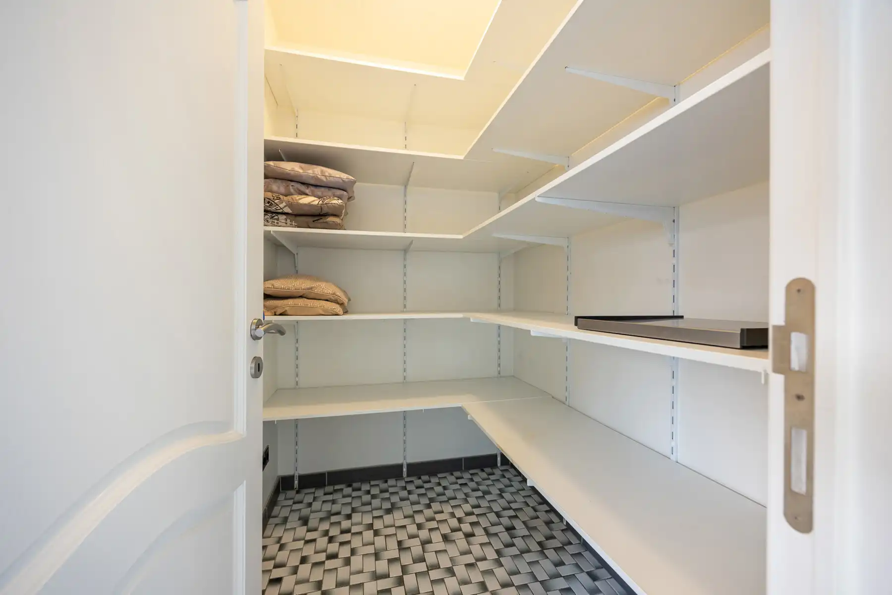 Gerenoveerde laagbouwwoning met grote opslagruimte op ca 1.374m² (opsplitsing tot 2 bouwgronden mogelijk). foto 9