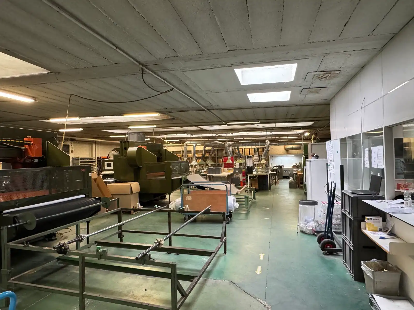 Grote magazijnruimte/atelier met kantoor te koop in Deurne  foto 26