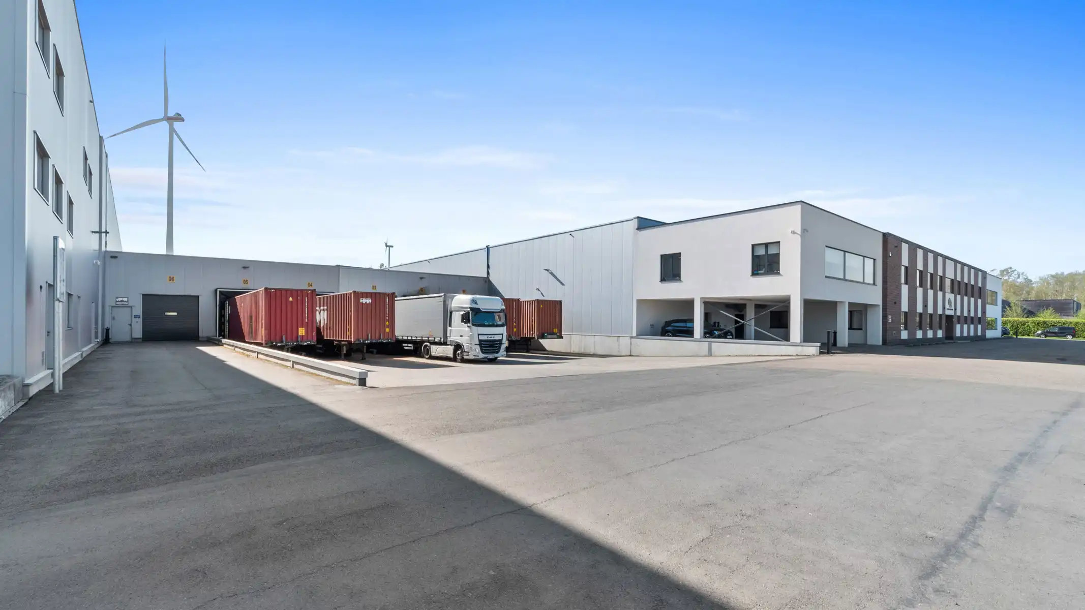 Volledig uitgerust distributiecentrum in nieuwbouwstaat foto 12