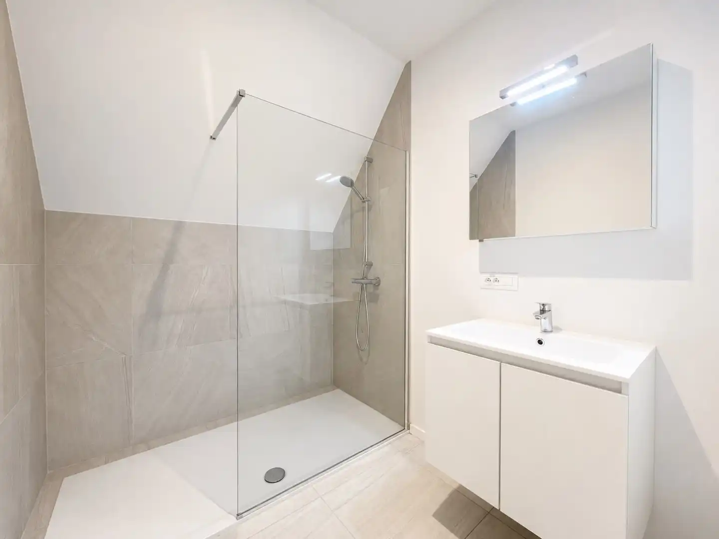 Recent 2-slaapkamer appartement met verschillende terrassen, een kelderberging en een parkeerplaats foto 9