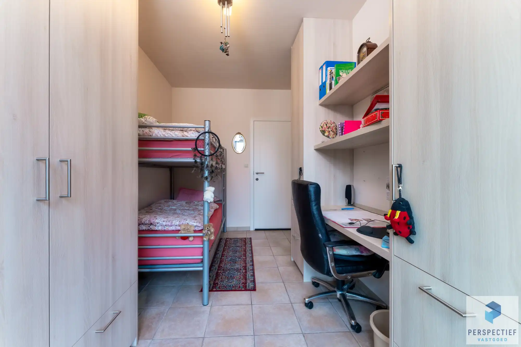 Goed gelegen ruim vernieuwd 2 slaapkamer appartement met grote berging en autostaanplaats foto 12