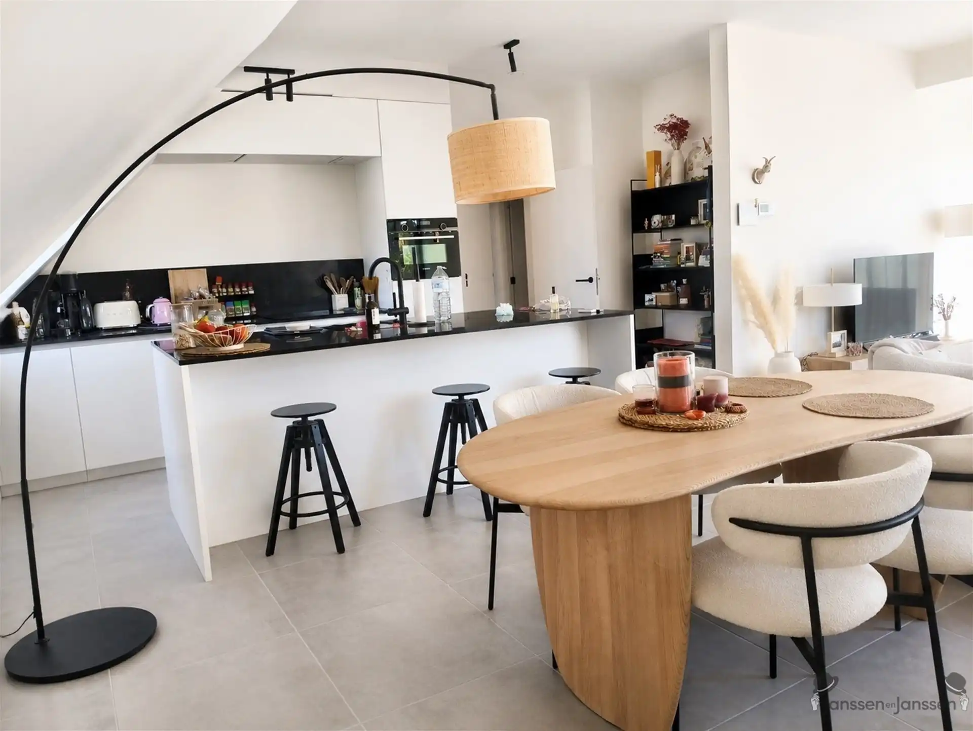 Dak appartement( 101m²) met 2 slaapkamers, terras, ondergrondse staanplaats met berging, centrum Gelrode. foto 2