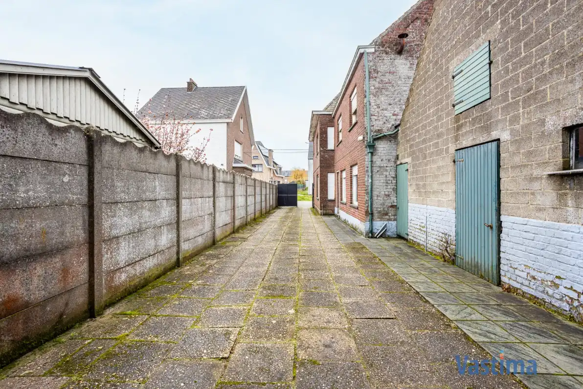 Woning met loods en grote tuin foto 5