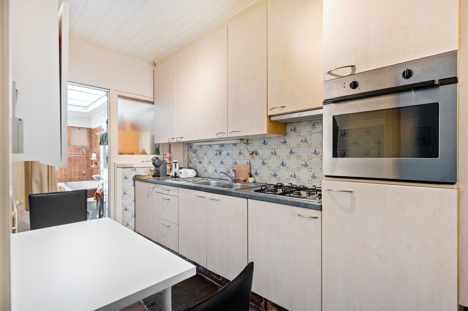 Unieke renovatiekans: ruim 2-slpk appartement met tuin en twee bergingen. foto 9