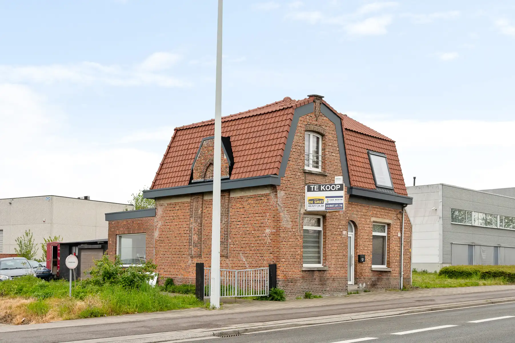 Commercieel gelegen terrein met woning foto {{pictureIndex}}