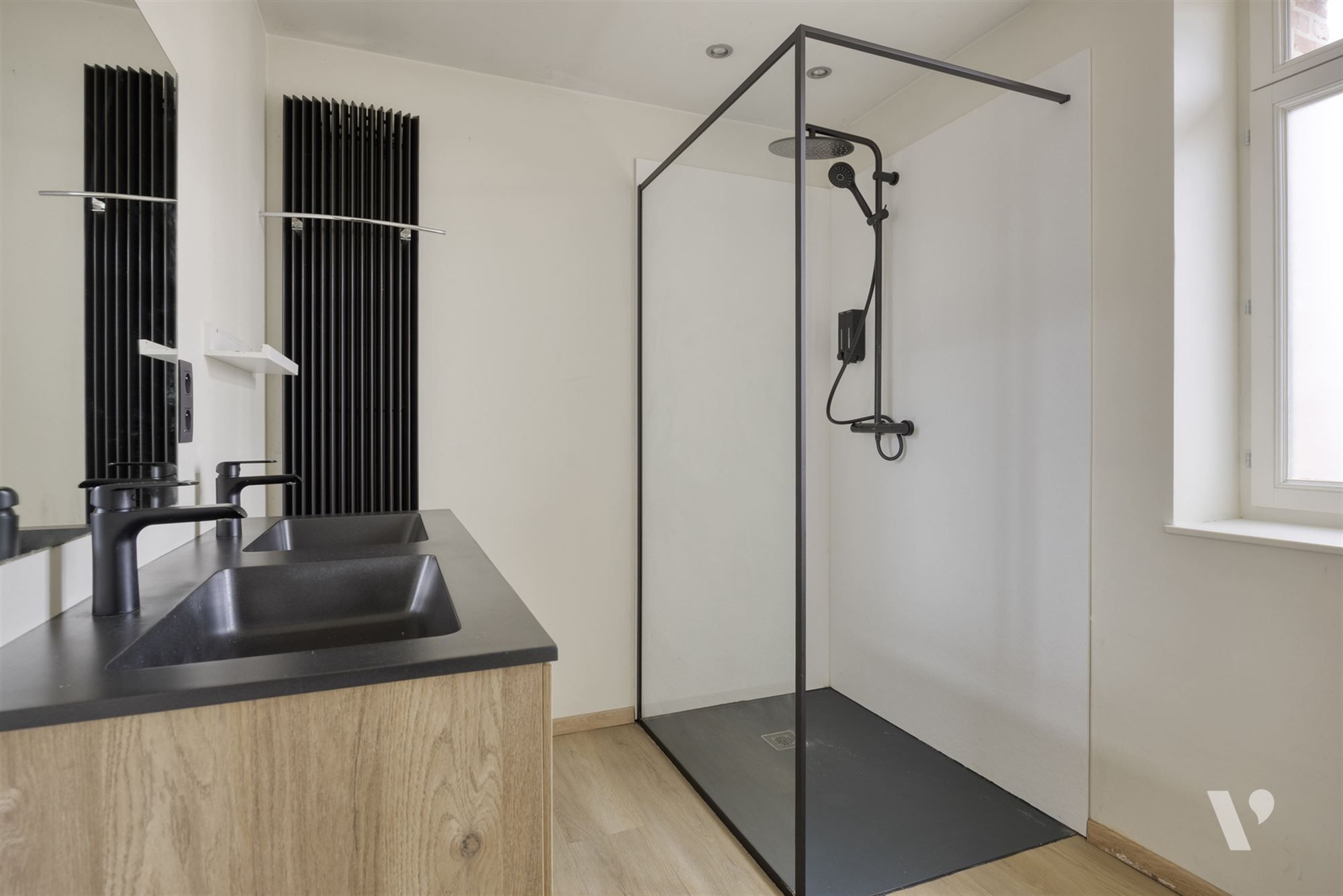 Prachtig gerenoveerde woning (279m²) met zwemvijver foto 12