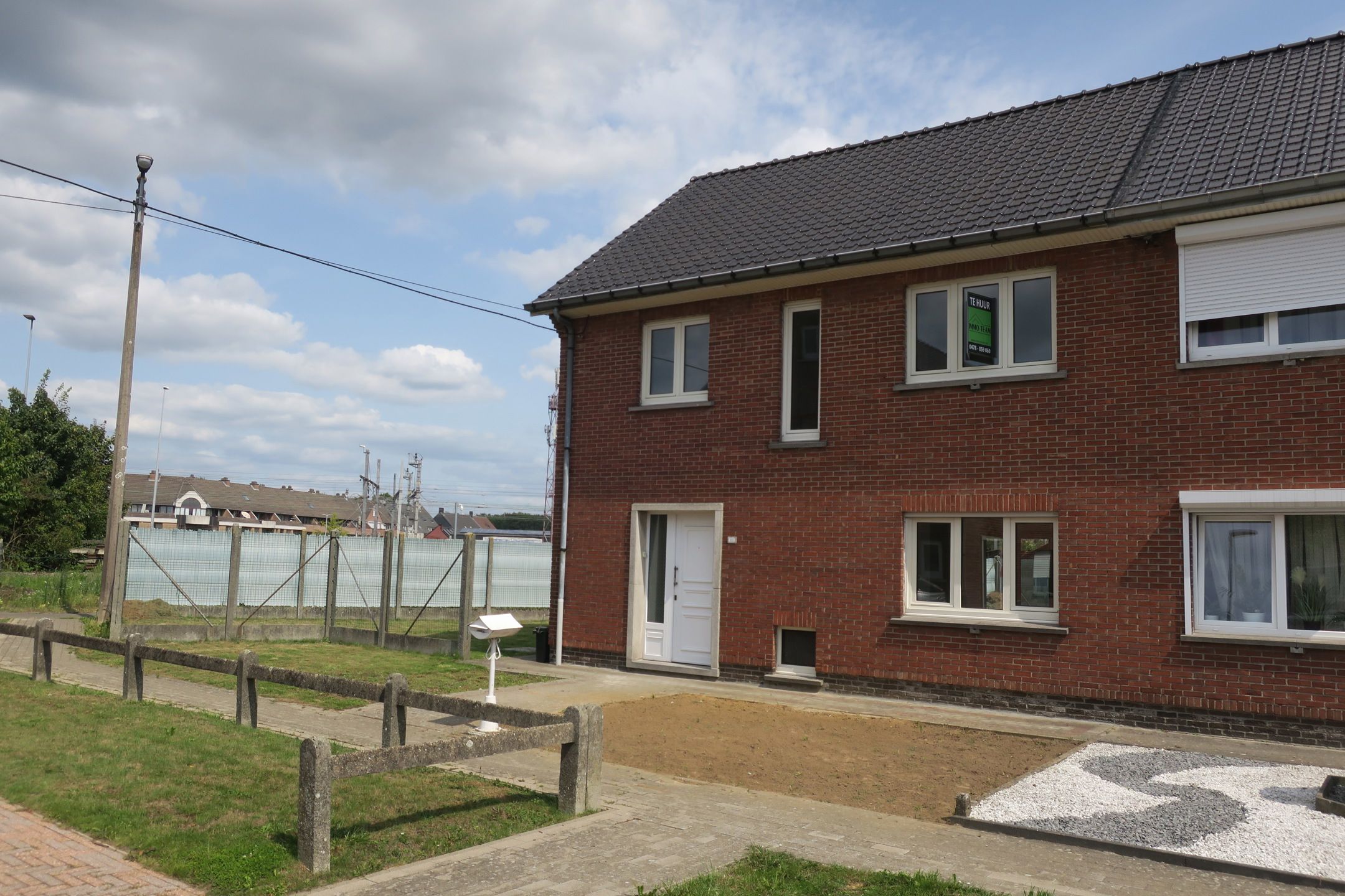 Ruime gezinswoning met 3 slaapkamers en tuin foto {{pictureIndex}}