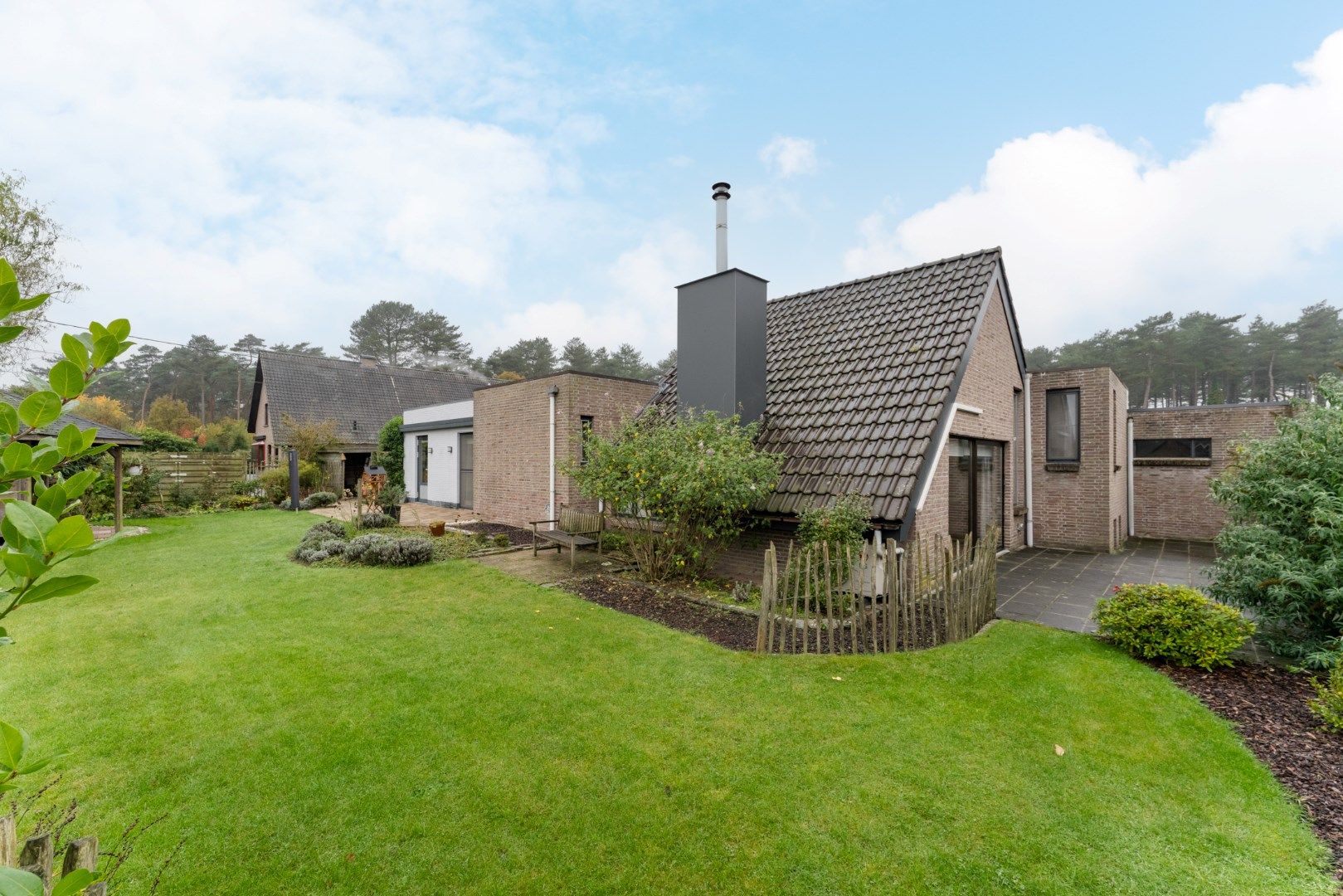 Instapklare woning met een aangename en verzorgde tuin te koop! foto {{pictureIndex}}