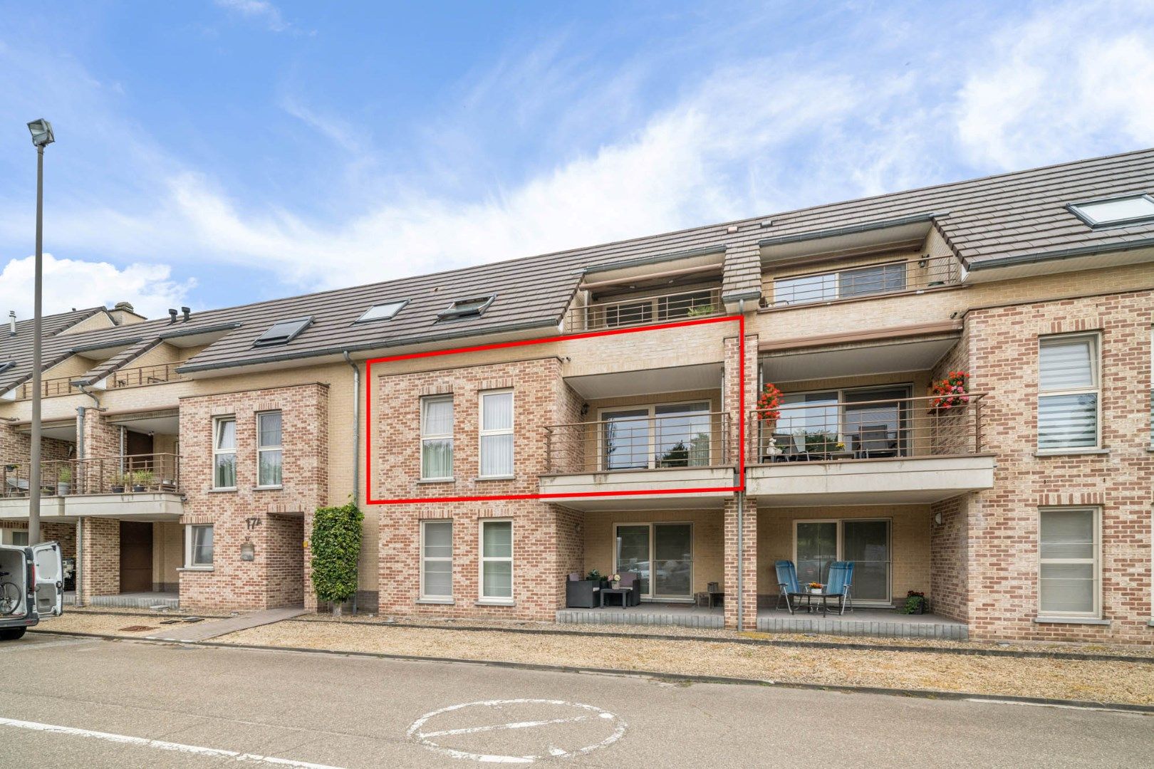 Stijlvol appartement voorzien van 2 slaapkamers, 2 terrassen en een autostandplaats op een rustige locatie in het centrum van Neeroeteren!  foto {{pictureIndex}}