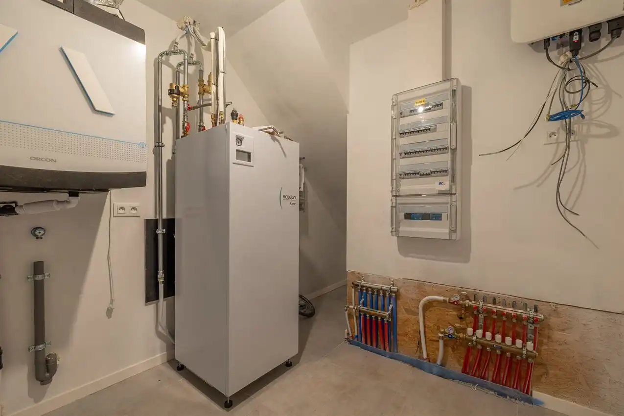 Kwalitatief afgewerkte nieuwbouwwoning met 3 slk. foto 9