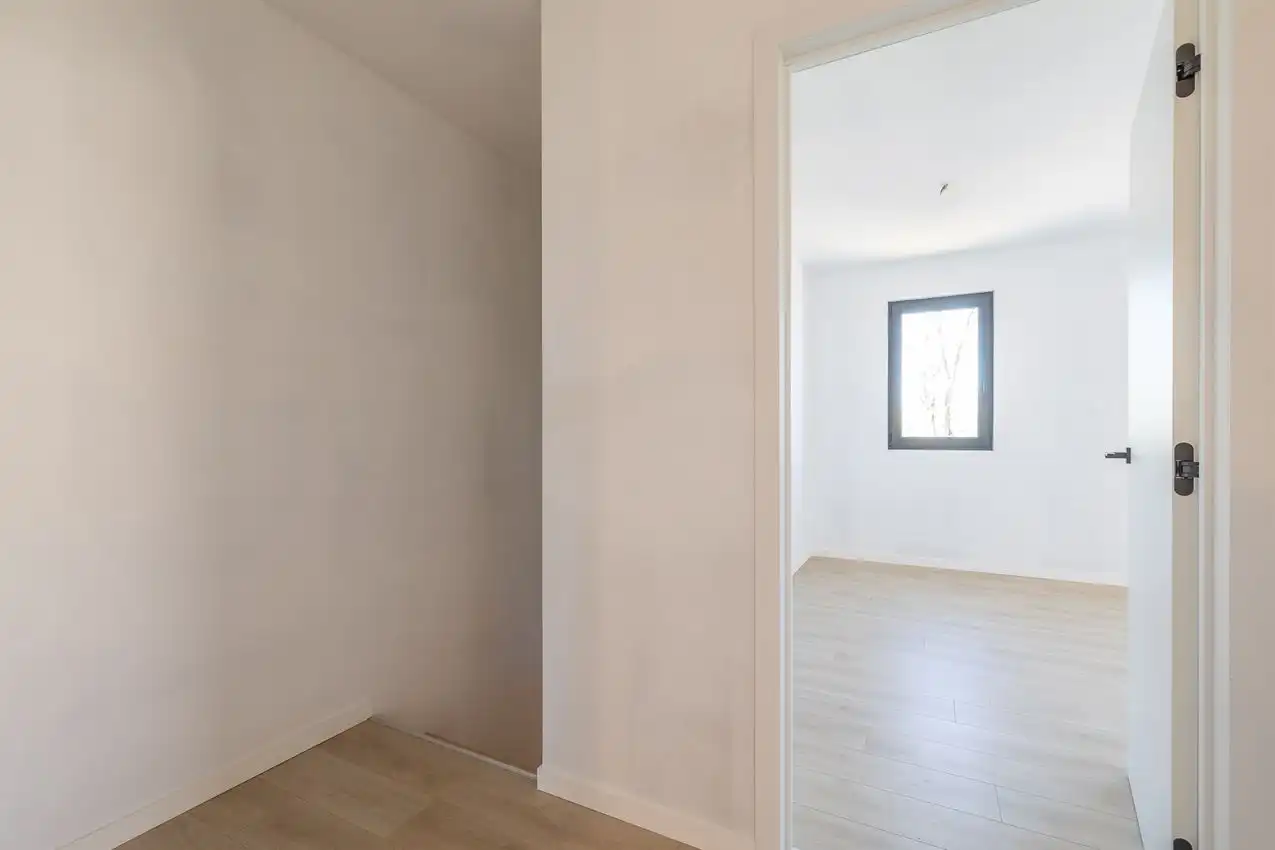 Kwalitatief afgewerkte nieuwbouwwoning met 3 slk. foto 9