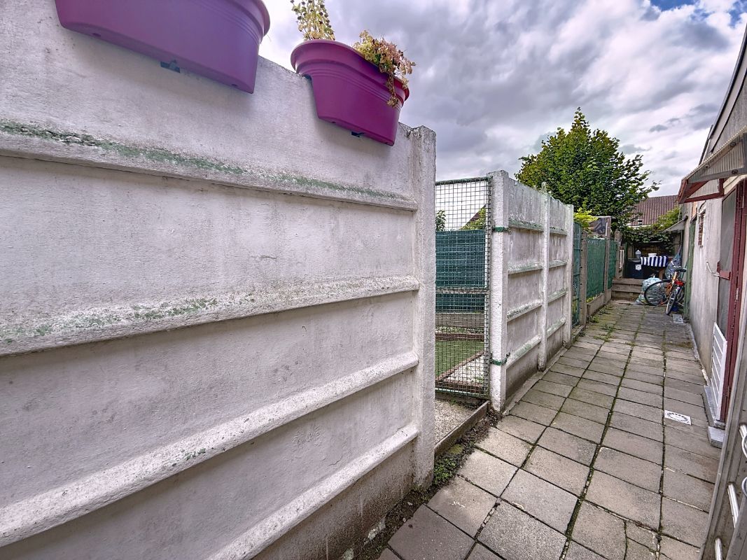 Investerings -of starterswoning met uitweg achteraan. foto 17