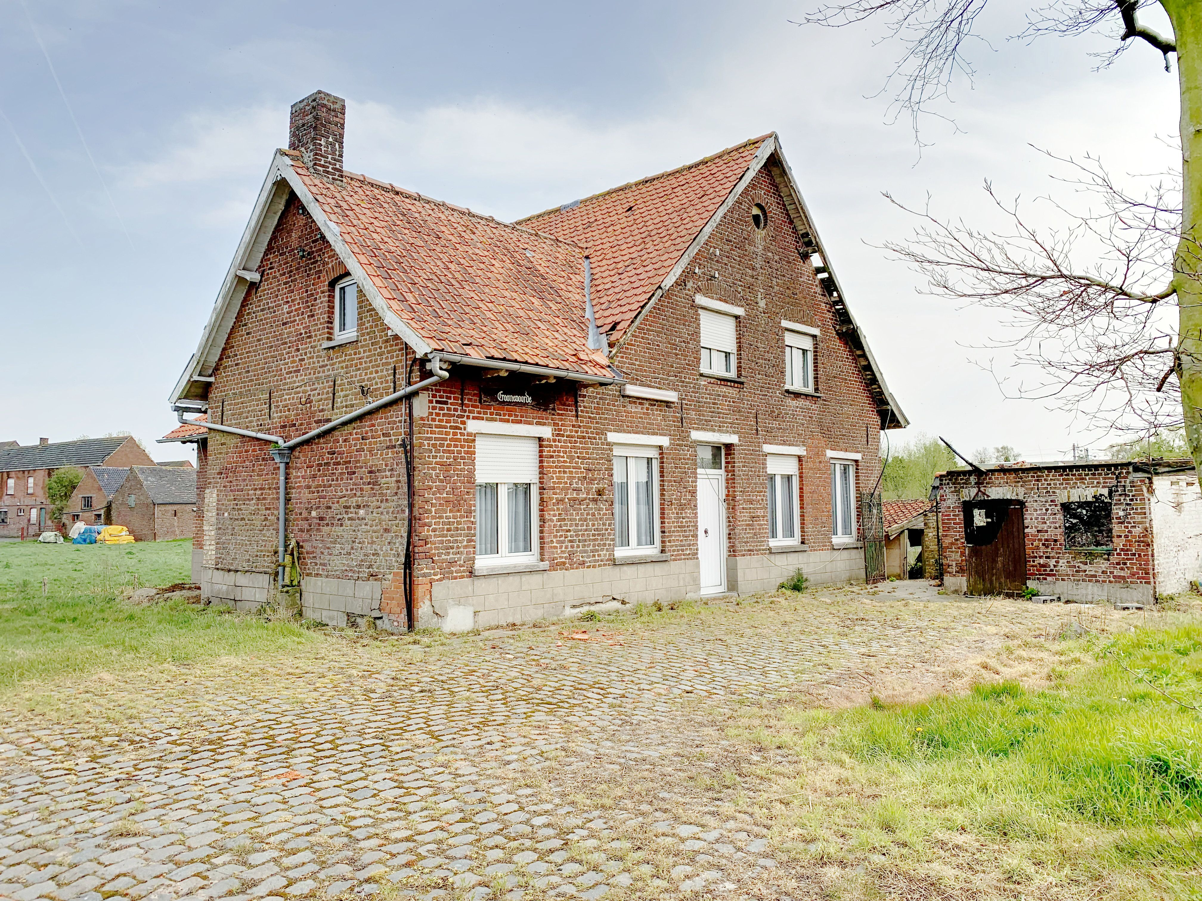 Idylissch gelegen hoeve met diverse bijgebouwen op 3ha foto 3