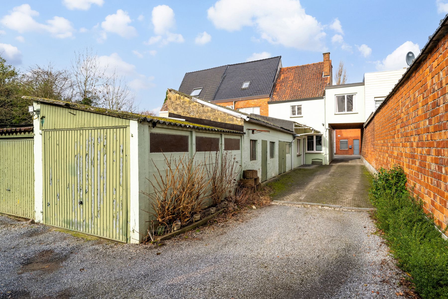 9 garageboxen + te renoveren woning foto 4