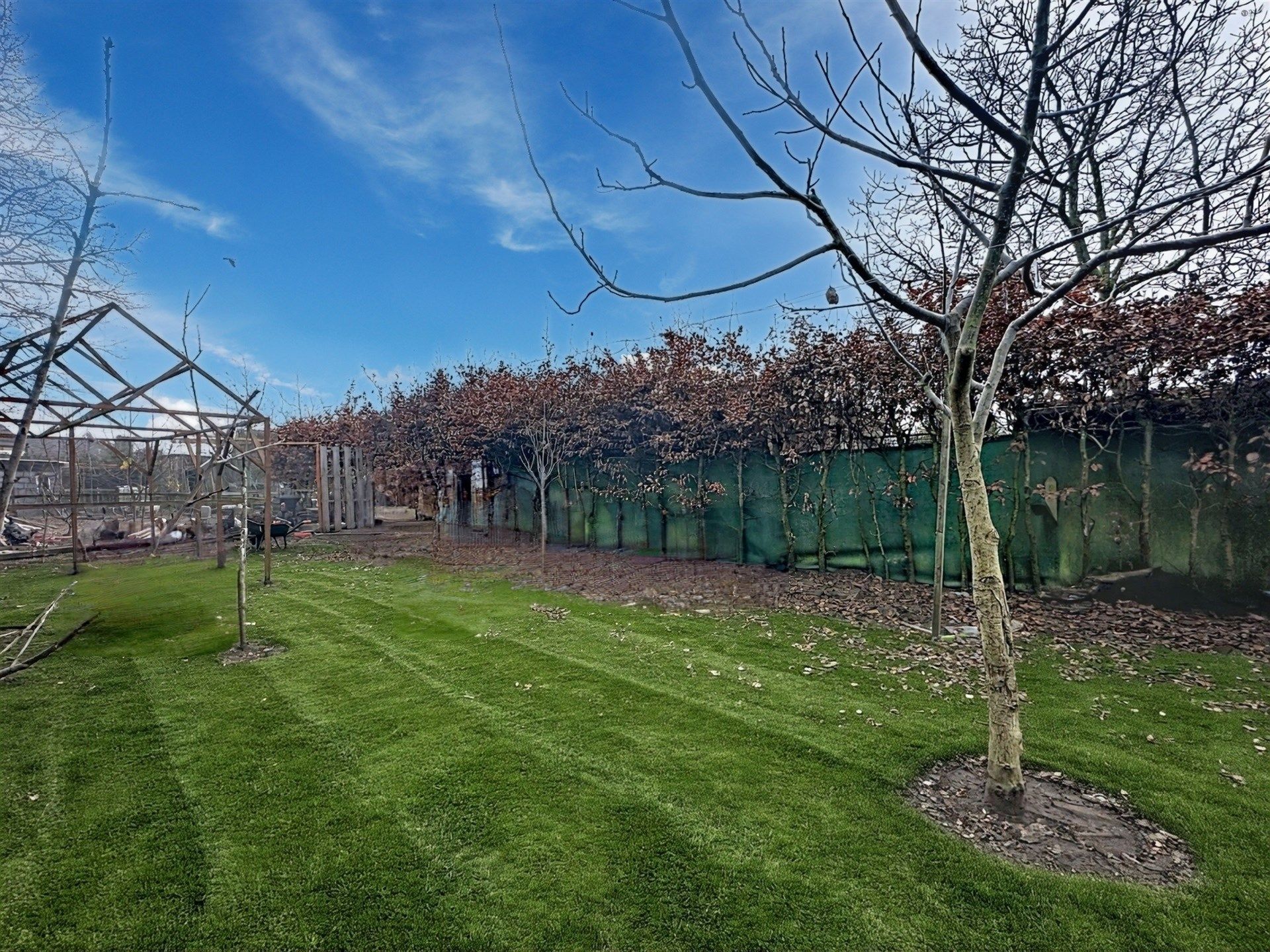 Ruime gezinswoning met 4 slaapkamers en 3 badkamers op perceel van 646m²! foto 20