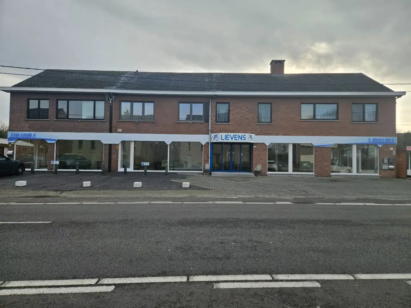 Handelspand van 459m² met diverse mogelijkheden in Geel-Larum! foto {{pictureIndex}}