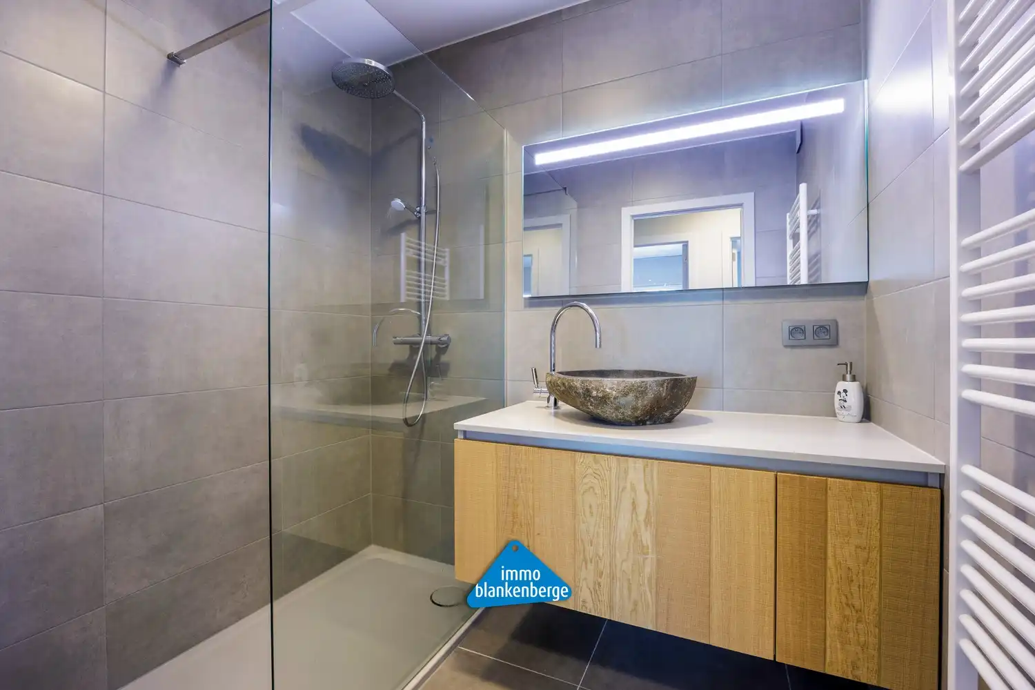 Gelijkvloers 2-slaapkamerappartement met tuin en luxe afwerking in De Haan foto 13