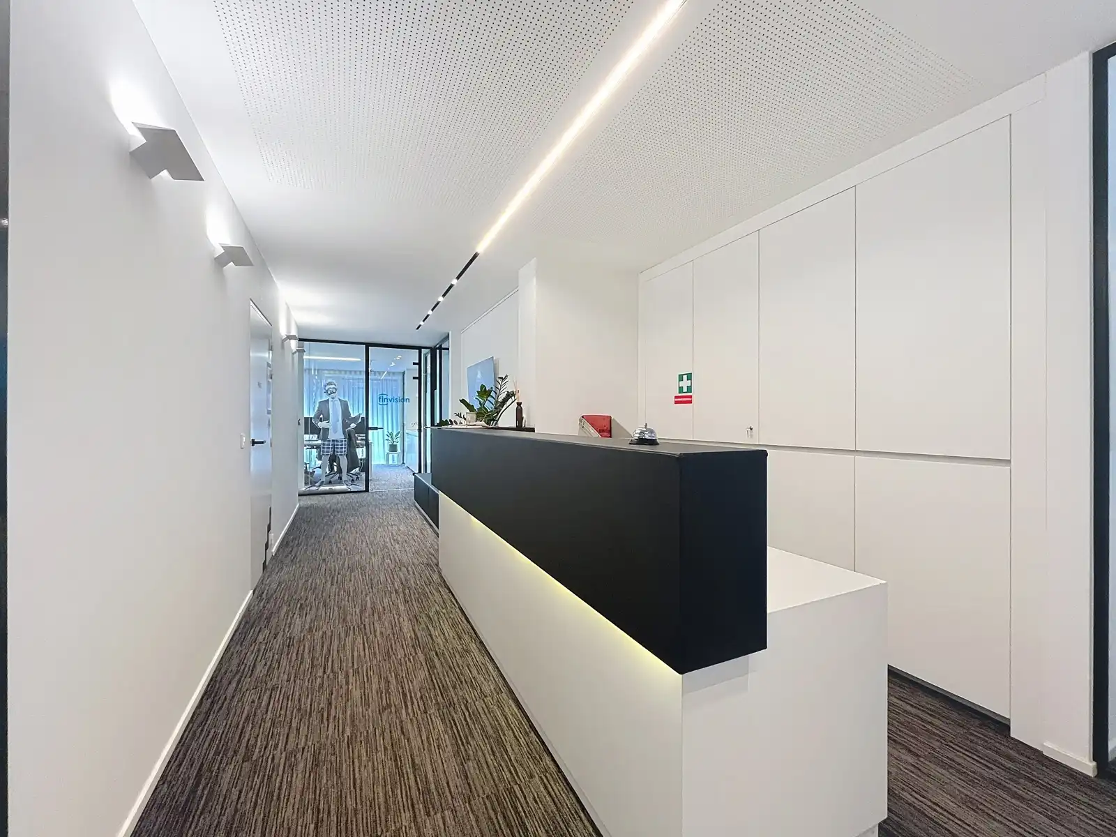 Duplex-kantoorruimte met 6/9 werkplekken in dienstencentrum. foto 4