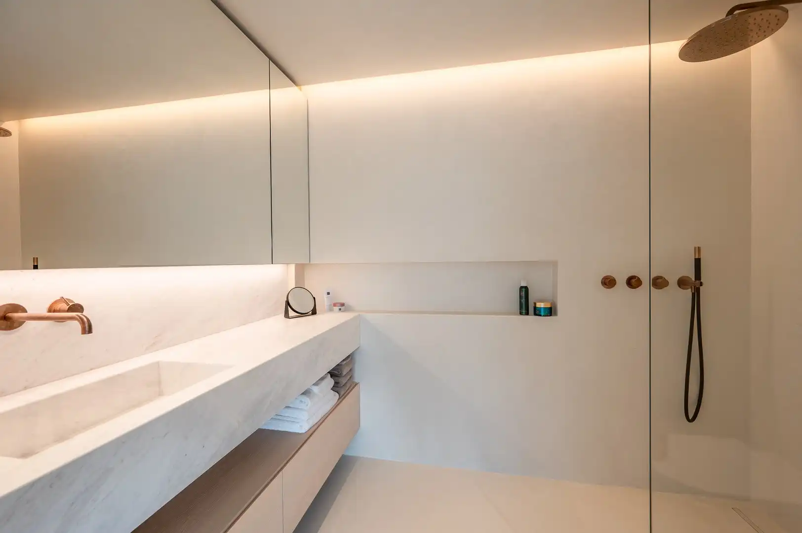 Zonnig gerenoveerd appartement met zuidwest gericht terras en open zicht op wandelafstand van het strand in hartje Zoute. foto 15