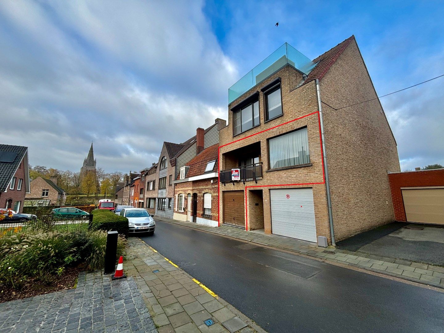 Hoofdfoto van de publicatie: Ruim duplex appartement met garage en tuin, centrum Ieper.