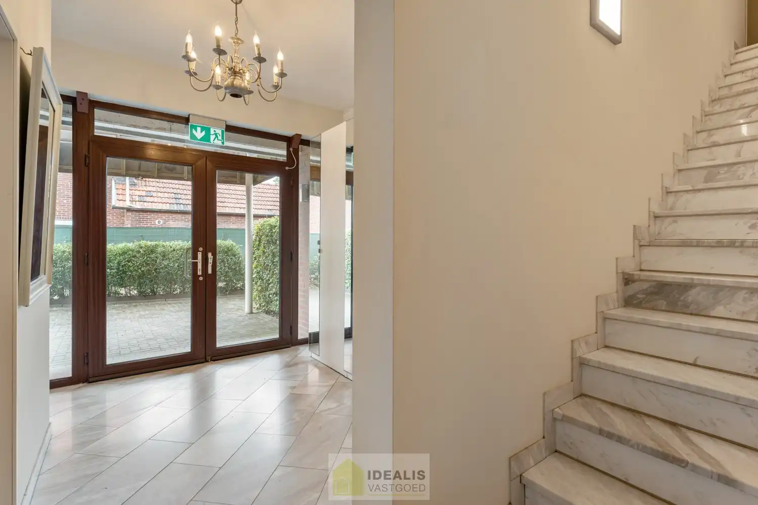 IDEALIS VASTGOED – VOLLEDIG VERGUNDE INVESTERINGSEIGENDOM BESTAANDE UIT 3 APPARTEMENTEN MET ELK MOOIE BUITENRUIMTES EN ELK TWEE PARKEERPLAATSEN OP EEN AFGESLOTEN TERREIN NABIJ HET CENTRUM VAN PEER! – Goed onderhouden investeringseigendom op een toplocatie nabij het centrum van Peer bestaande uit een gelijkvloers appartement, een appartement op de eerste verdieping en een duplex appartement op de eerste en tweede verdieping. Geschikt voor zij die zoeken naar een interessante investering in het centrum van Peer. foto 19