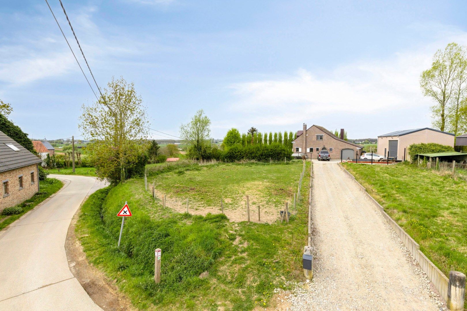 Unieke bouwgrond voor open bebouwing op 4a 67ca in een agrarisch landschap foto {{pictureIndex}}