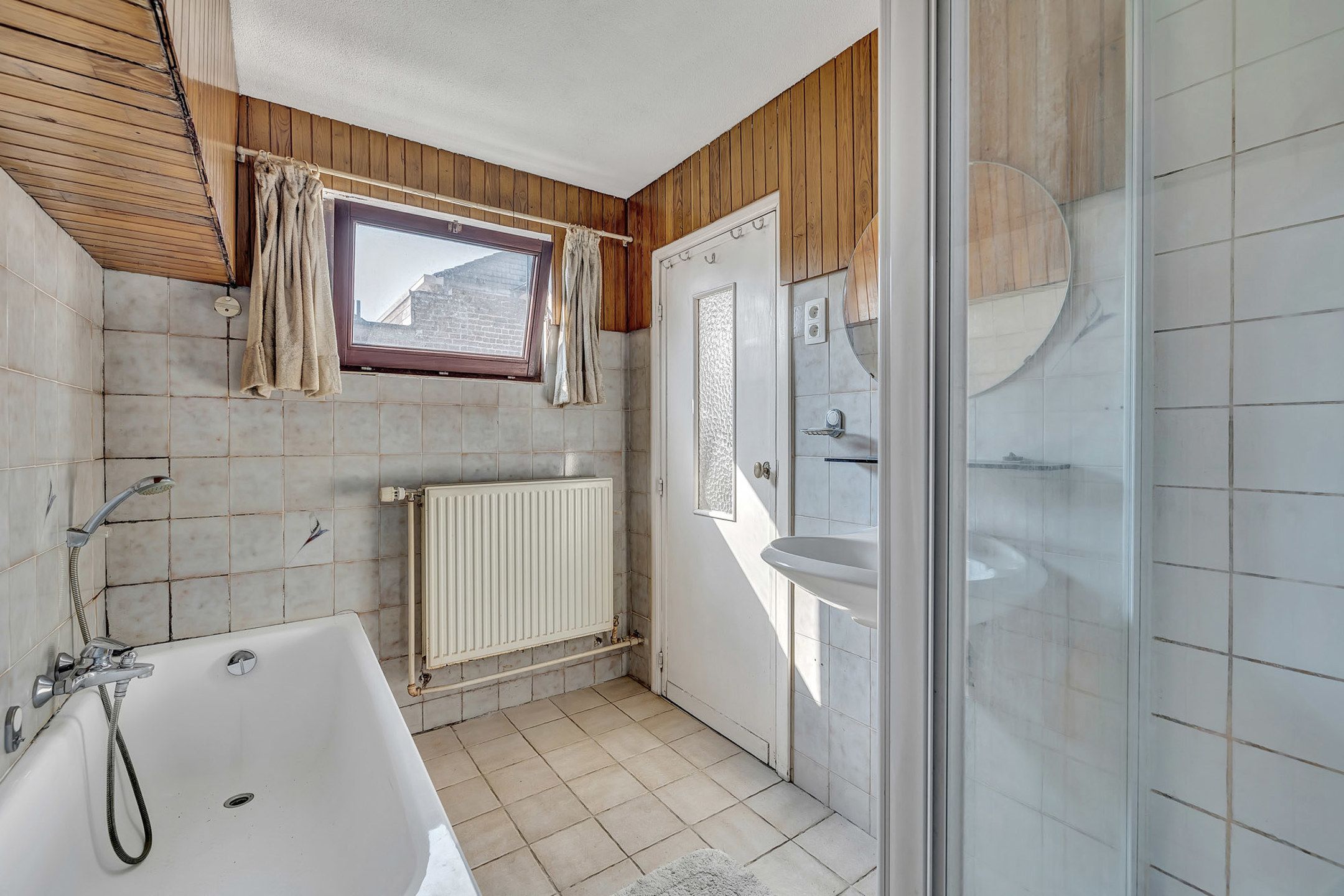 Ruime te renoveren woning op toplocatie foto 10