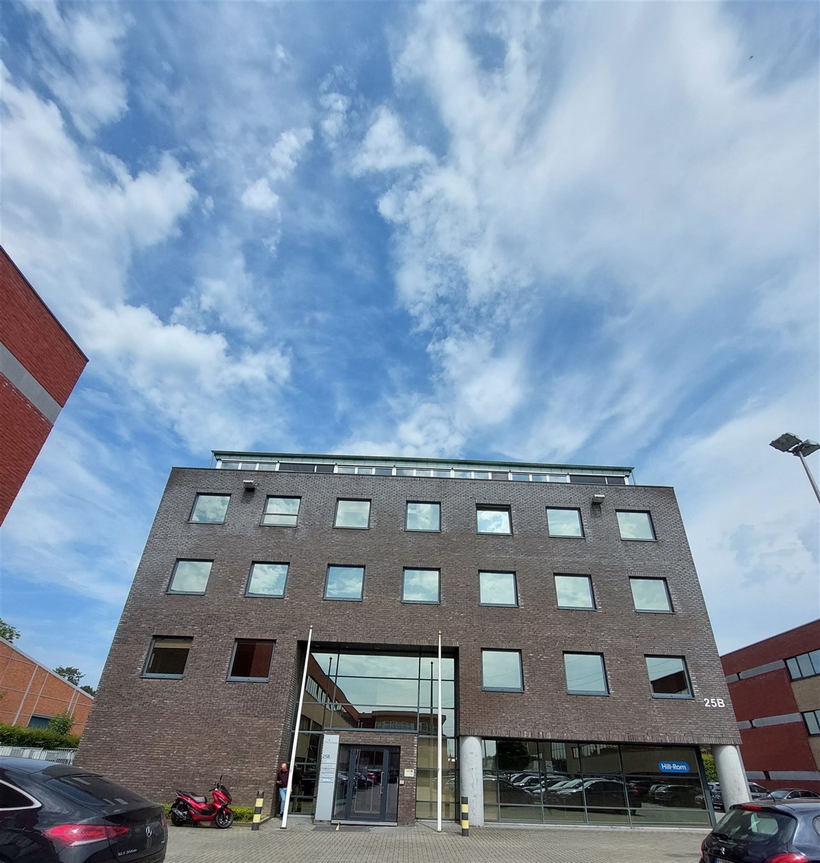 LUCHTHAVENLAAN 25B: Kantoren Te Huur of  Te Koop in het bedrijvenpark op de Luchthavenlaan 25B, omgeven door verschillende bedrijven. Beschikbaarheden: 169m² en 385m². foto {{pictureIndex}}