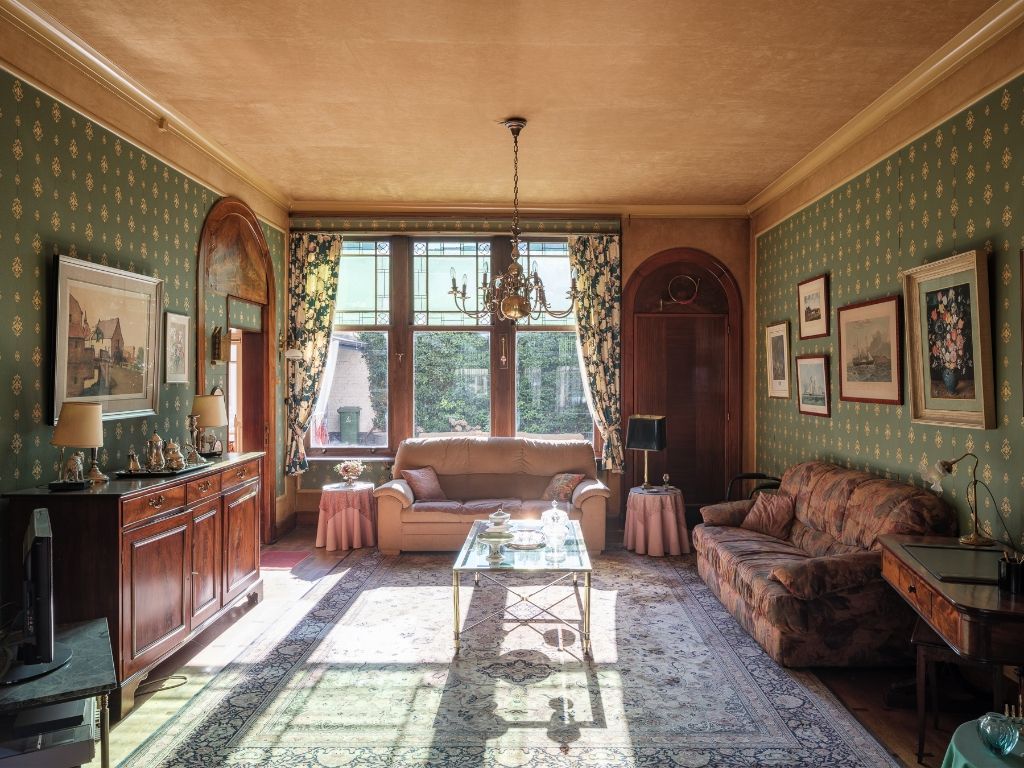 Op te frissen, karaktervolle art déco herenwoning naar de hand van architect J. Hebbelynck met aangename stadstuin met bijzonder veel potentieel. foto 3