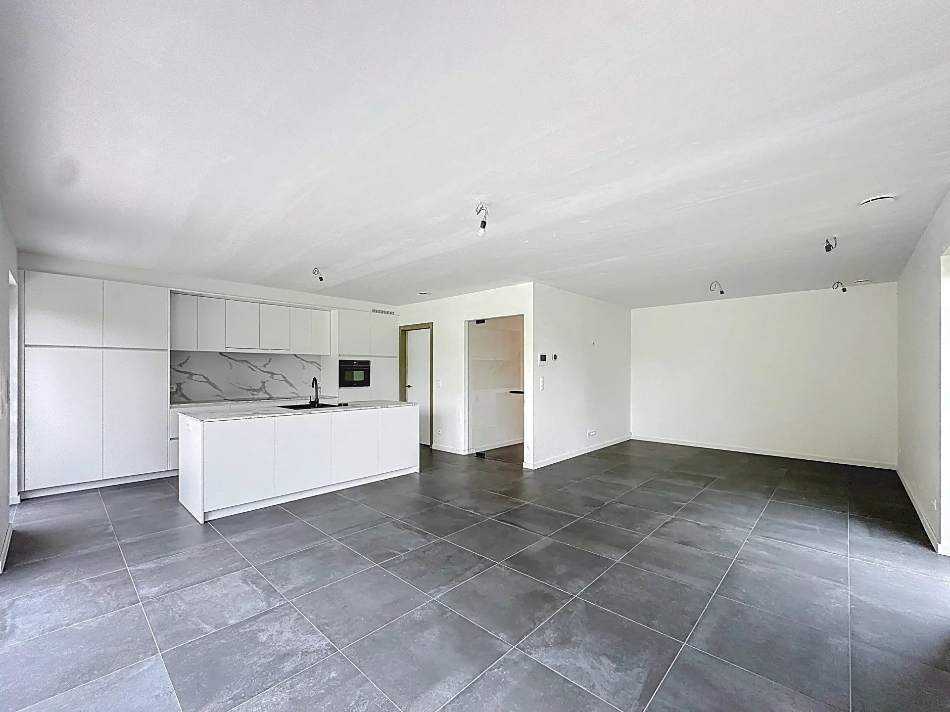 Moderne BEN-woning met 3 slaapkamers en een inpandige garage op een mooi perceel. foto 5
