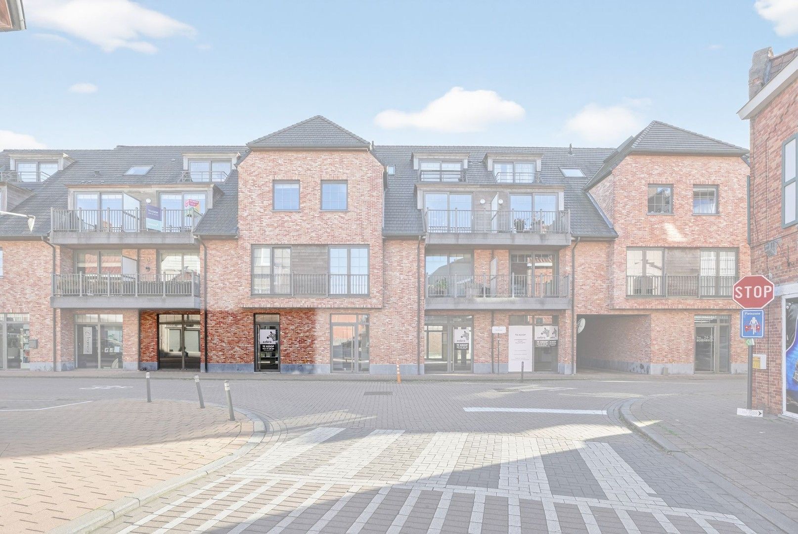 Casco handelsruimte met garage in het centrum van Oostrozebeke! foto {{pictureIndex}}
