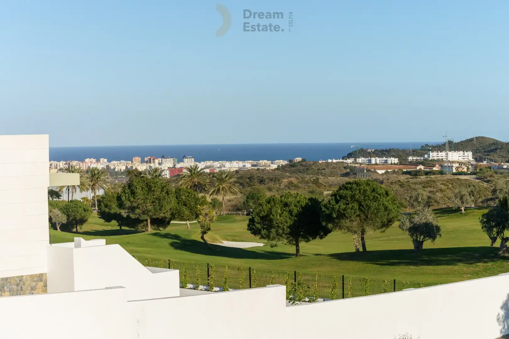 Nieuwbouwwoningen (nog slechts 2) tegenover de golf met zicht naar zee te Mijas. foto {{pictureIndex}}