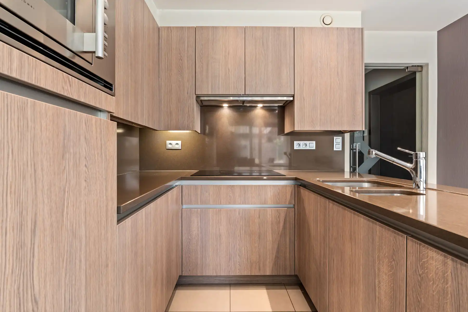 Instapklaar gelijkvloers appartement met tuin en garage foto 8