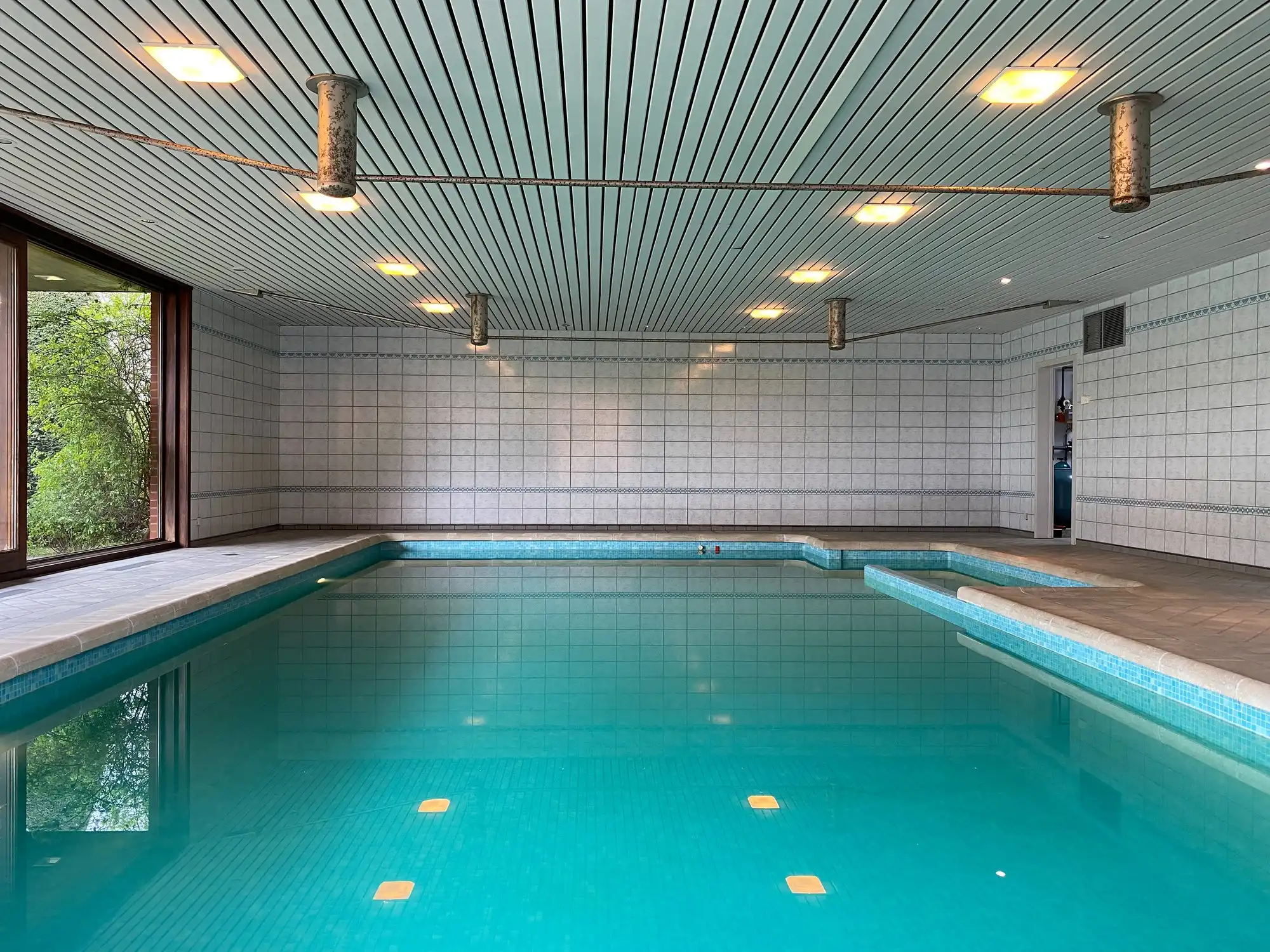 Landelijk gelegen gelijkvloerse VILLA met MAGAZIJN (verkoopsruimte) foto 14