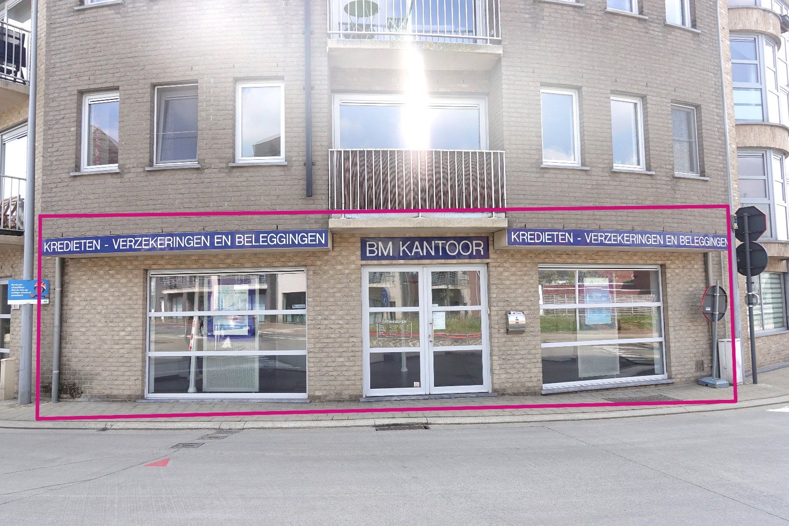 Goed gelegen handelspand op commerciële ligging te Lichtervelde foto {{pictureIndex}}