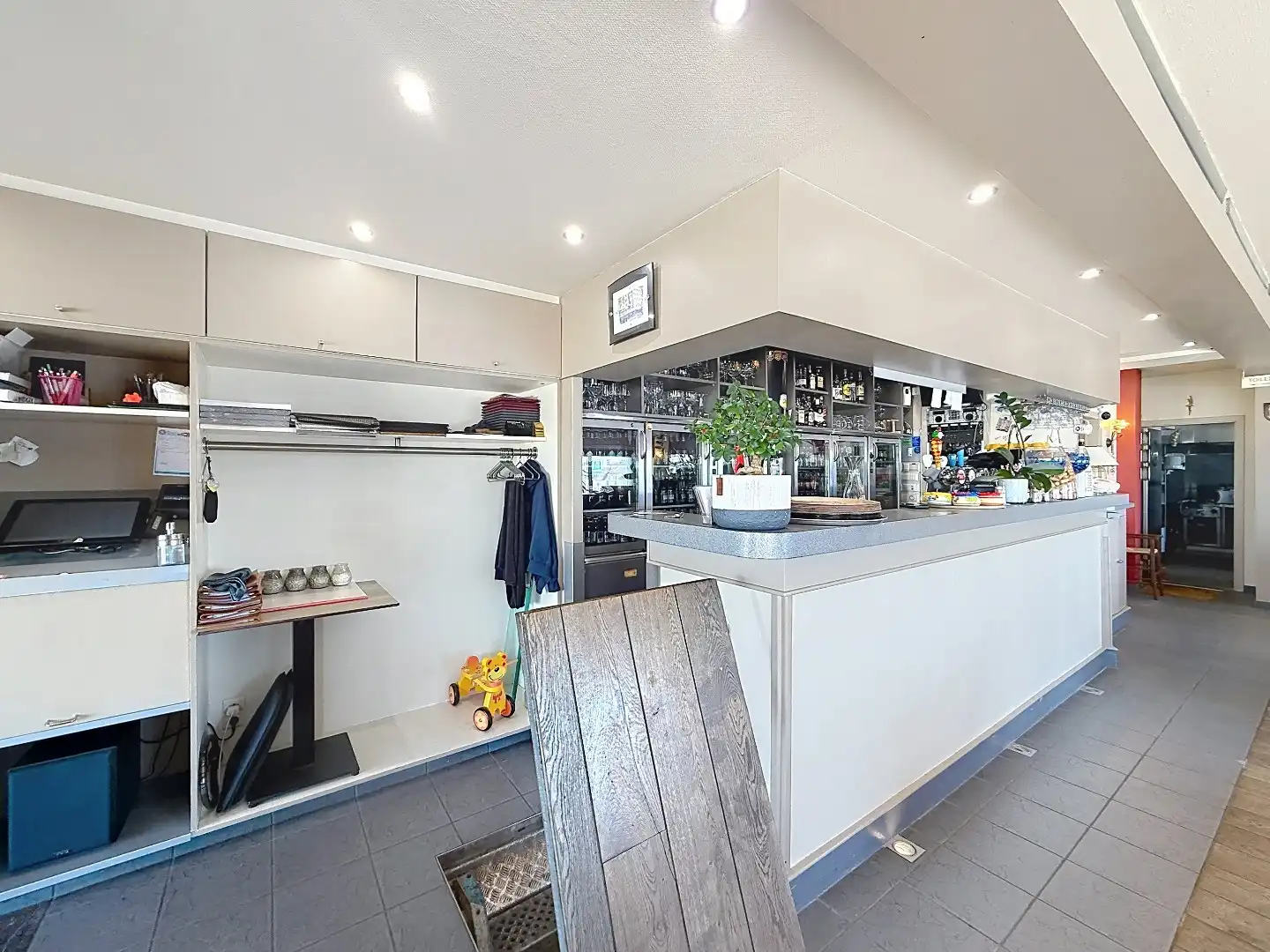 SCHITTEREND VERNIEUWD RESTAURANT / TEAROOM – TOPLOCATIE ZEEDIJK – ZONNETERRAS foto 4