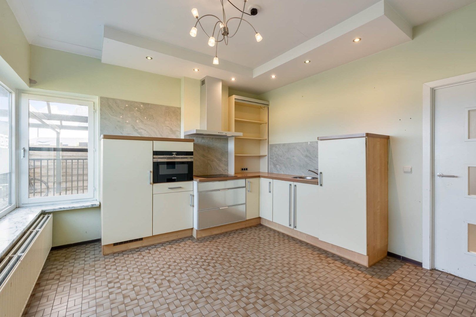 Multifunctioneel gebouw bestaande uit een woning, een winkel en een magazijn/werkplaats gelegen op een rustige locatie te Voorshoven! foto 9