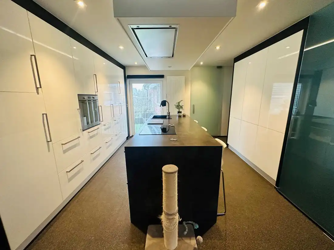 Stijlvol gerenoveerde woning op een strategische locatie foto 3