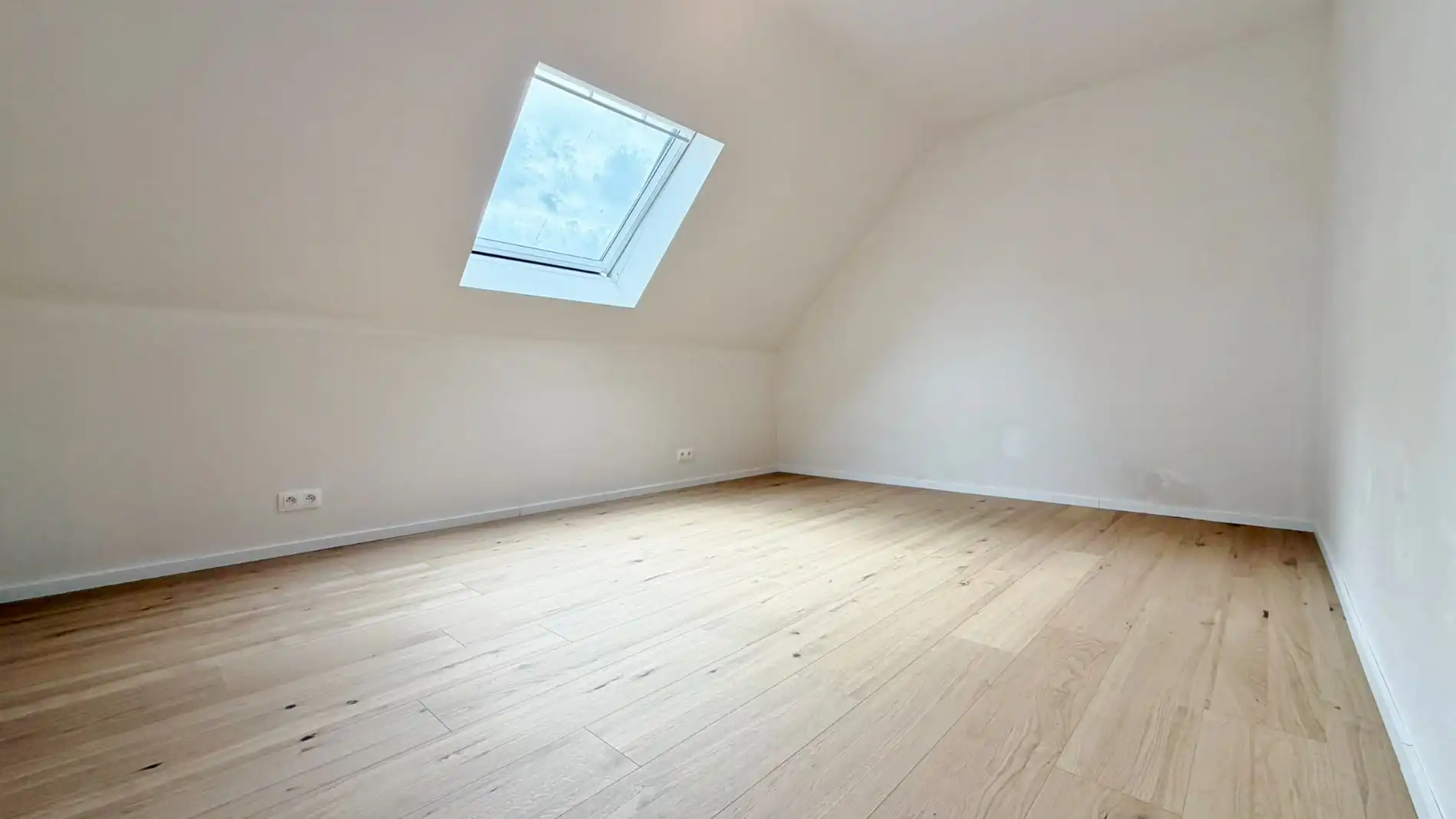 Nieuwbouwwoning met 5 slaapkamers, zonnige tuin en 2 garages te huur foto 10