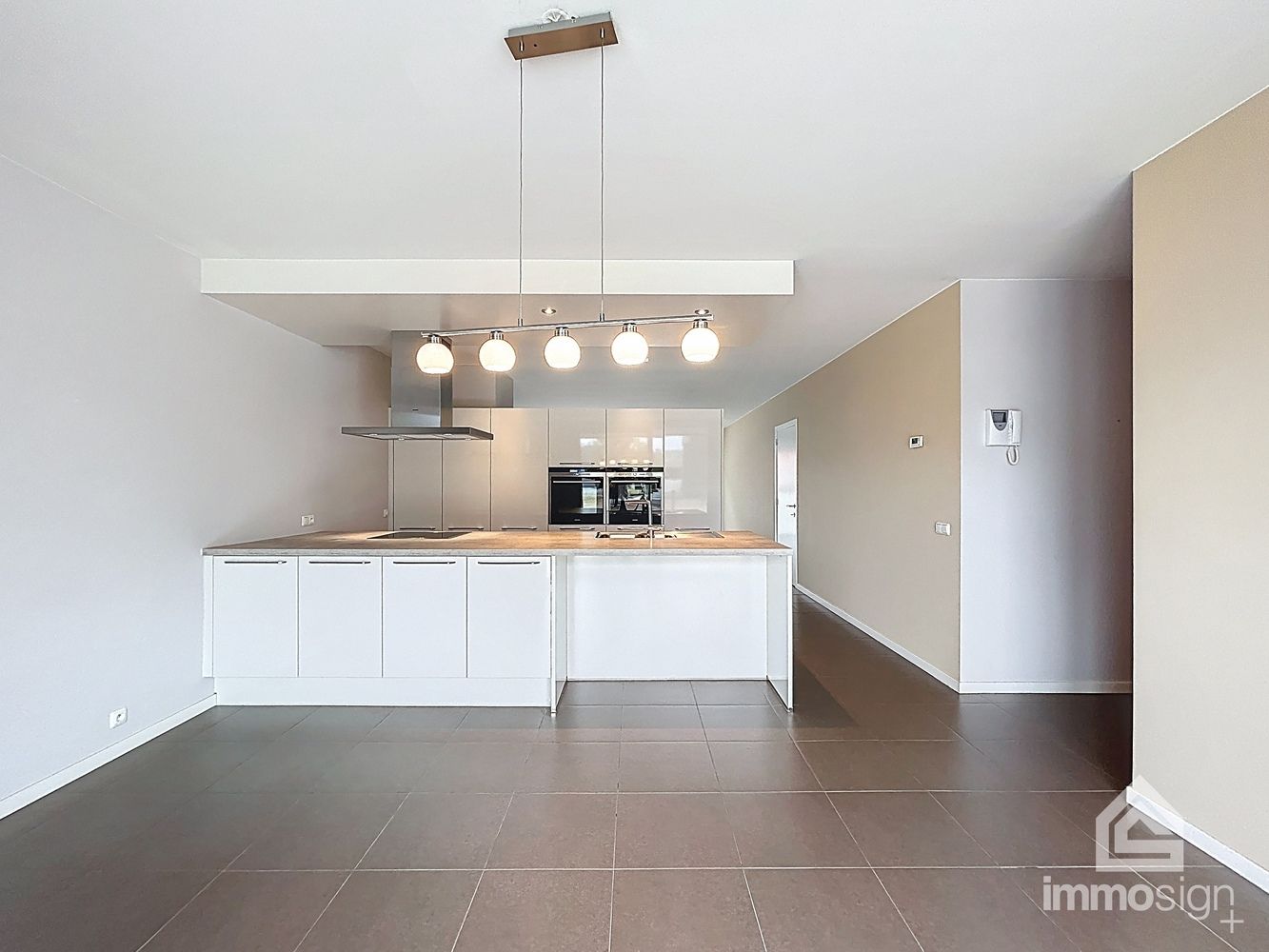 Ruim gelijkvloers appartement (118 m²) in hartje Bree met ruim terras (53 m²), grote kelderberging en extra brede staanplaats foto 7