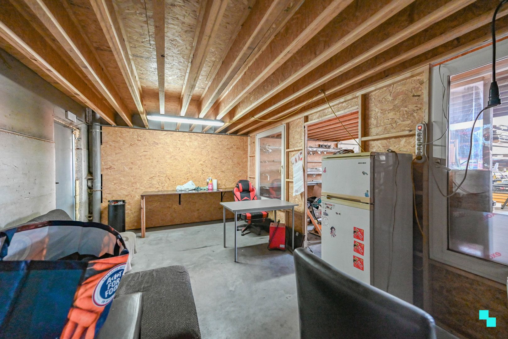 Ruime loods van ca. 172 m² met sectionaalpoort foto 6