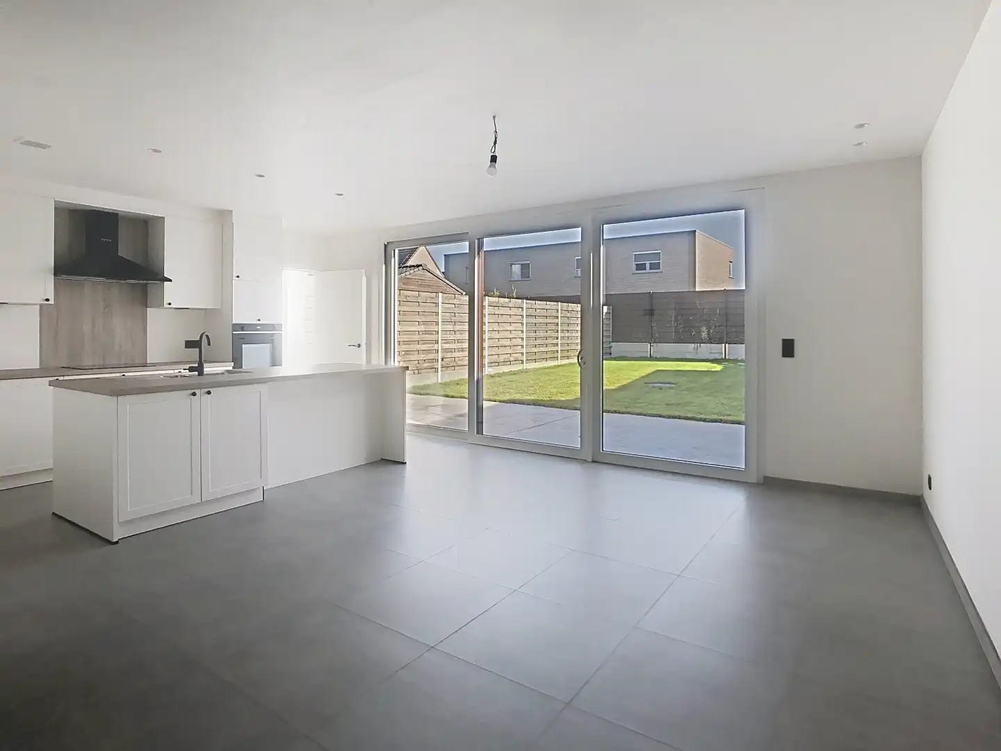Totaal vernieuwde woning met 4 slaapkamers en inpandige garage foto 4