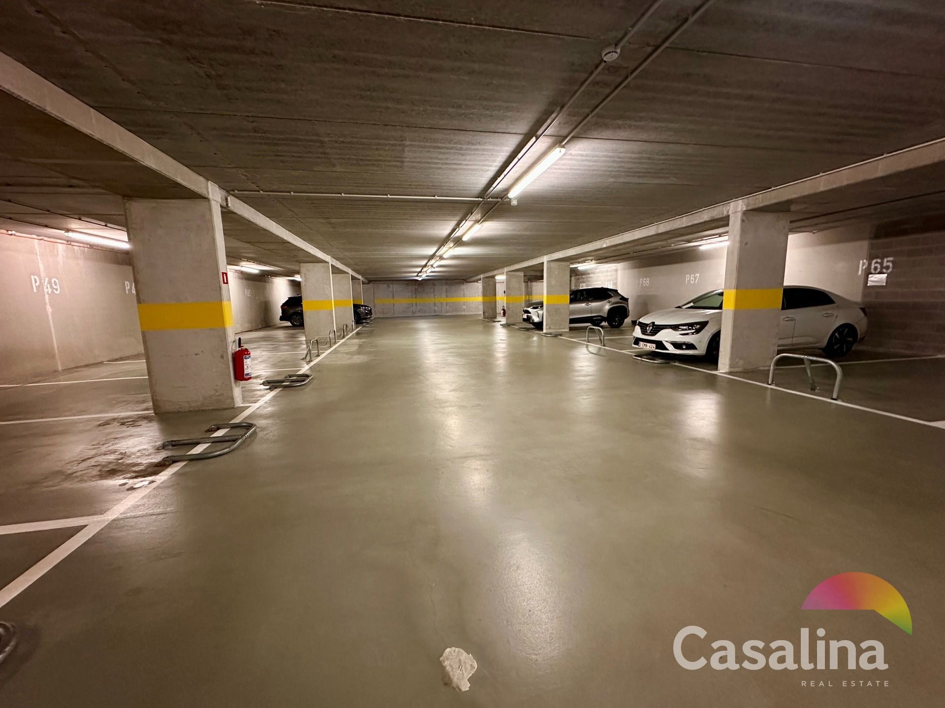 Een binnenparkeerplaats foto 6